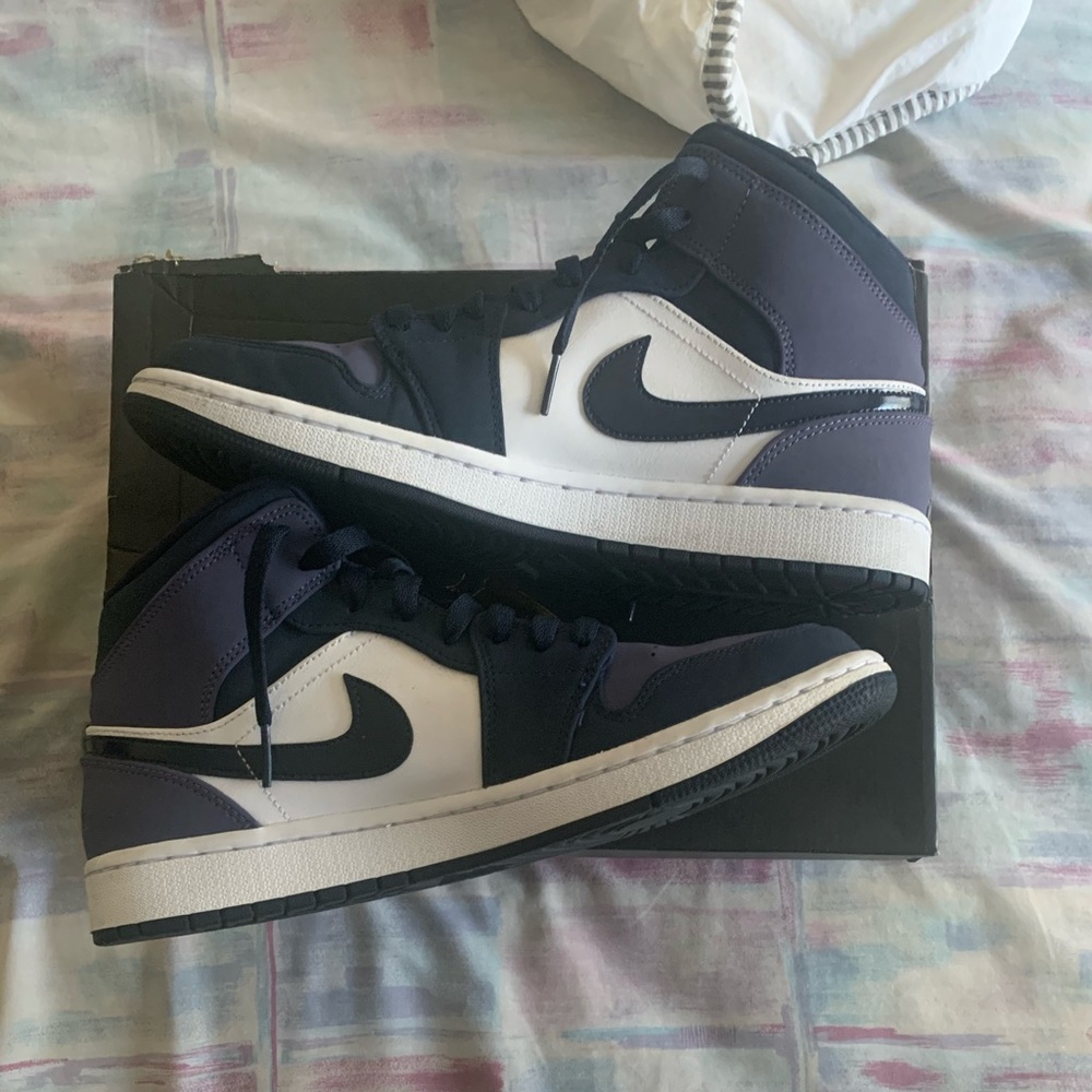 Air Jordan 1 Mids Obsidian